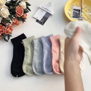 CEEKEY ถุงเท้าสตรีฤดูใบไม้ผลิฤดูร้อนสั้นกระบอกสีทึบเรือถุงเท้าผู้หญิงญี่ปุ่นผ้าฝ้ายดูดซับเหงื่อถุงเท้าผู้หญิงกีฬาสด