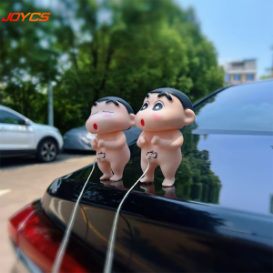 JOYCS | Trang Trí Ô Tô Hình Bút Chì Đi Tiếu Thiết Kế Shin-chan