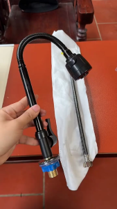 Vòi rửa chén bát tặng ống nước 2 đầu gắn chậu rửa bát với thiết kế cần mềm xoay 360 độ thông minh
