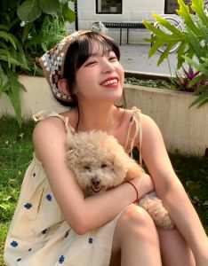 ชุดเดรส ดีไซน์ มฟิลเลอร์ กระโปรงเล็ก และบาง สายแขวนเป็นมันเงา เพื่อเน้นในการออกเดท