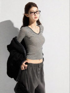THROUS | Áo thun tay dài cổ V kẻ sọc ôm sát vải len tencel