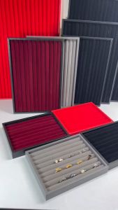 ถาดใส่แหวนฟูกใส่ได้100วงถาดไส่เครื่องประดับขนาด10x14นิ้วมีสีดำและสีแดงขอบหนังฟูกกำมะหยี่