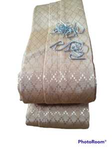 Gorden 2 meter x 2 meter polos plisket warna krem dengan motif geometris cocok untuk pintu kamar atau jendela minimalis.