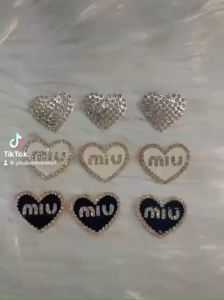 Cài áo hình trái tim chữ và đính đá. Có 2 màu