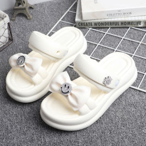 รองเท้าแตะผู้หญิงแบบสวมหัวรูปผีเสื้อสำหรับฤดูร้อน รองเท้าแตะแบบมีส้นหนา สวมใส่สบาย รองเท้าแตะชายหาด กันลื่น