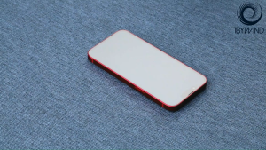 ตัวป้องกันหน้าจอ Ibywind สําหรับ iPhone 13 (6.1 นิ้ว) [แพ็ค 2 ชิ้น] พร้อมตัวป้องกันเลนส์กล้องโลหะ (กราไฟท์)ตัวป้องกันผิวคาร์บอนไฟเบอร์ด้านหลัง รวมถึงชุดติดตั้งง่าย