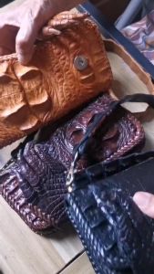 สีนําตาลเม็ดมะขาม งานสวยๆ พกพาแบบเท่ห์ๆ หล่อเลย