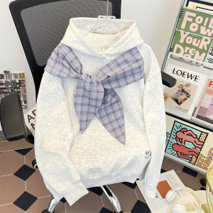 เสื้อสเวตเตอร์ฮู้ดลายสก็อตผูกโบว์ผีเสื้อสไตล์วิทยาลัยสำหรับผู้ชาย ฤดูใบไม้ผลิและฤดูใบไม้ร่วง สไตล์อเมริกันย้อนยุค ลำลอง คู่รัก คอกลม แขนยาว