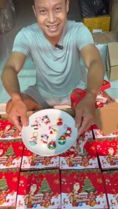 Hộp quà hình Noel unbox túi mù cho bé gồm 32 chi tiết kem móc khóa - Tiệm Nhà Sóc 2023