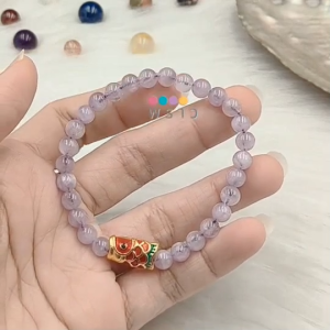 “พราว” สร้อยข้อมือ หินลาเวนเดอร์ อเมทิสต์ (Lavender Amethyst) 💜💜หินแห่งการบำบัด ขนาดหิน 6 มิล + ชาร์มปลาคาร์ป (โลหะชุบ) ขนาดยาว 1.5 ซม. เสริมความมั่งคั่งและความโชคดี 🍀