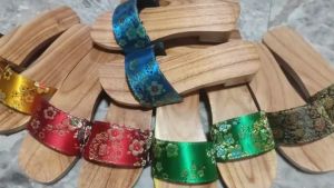 Guốc Gỗ Guốc Mộc Cao 3 Phân Quai Gấm Lụa ( có đóng đế cao su )