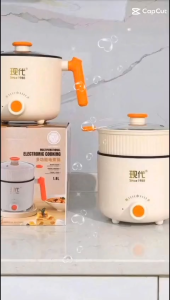 Nồi cơm điện mini trắng cam với tay cầm và nắp màu cam đặt trên bàn gỗ trong nhà bếp 1.8L