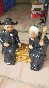Tượng gốm hai ông lão đánh cờ