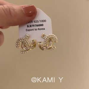 KAMI Y Pearl Letter Stud Earrings Womens Elegant Versatile Small Fragrance Style Design Silver Needle Earrings Jewelry