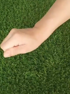 สีสันสดใสเหมือนธรรมชาติ หญ้าเทียมเกรดเอ หญ้าปลอม หญ้าเทียม หญ้าเทียมถูกๆ หญ้าเทียมปูโตะ หญ้าเทียมปูพื้น หญ้าแผ่นปูพื้น