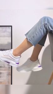 จัดส่งในกรุงเทพฯ รุ่นQ33 2025 รองเท้าผู้หญิงยอดนิยม รองเท้าผ้าใบสีขาว รองเท้ากีฬาแบบลำลอง รองเท้าผ้าใบเสริมส้น สูง4.5cm มีไซส์ 35-42 นุ่มสบาย