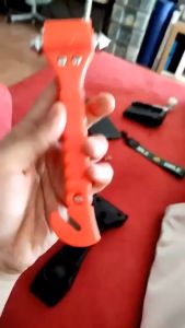 ค้อนทุบกระจกรถยนต์ เพื่อความปลอดภัย สําหรับหนีฉุกเฉิน ค้อนทุบกระจกหน้าต่างรถยนต์ เพื่อความปลอดภัย พร้อมที่ยึดเก็บค้อน