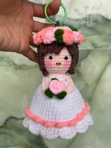 Búp bê/ móc khoá cô dâu bó hoa 2 in 1 len handmade/ móc khoá bó hoa