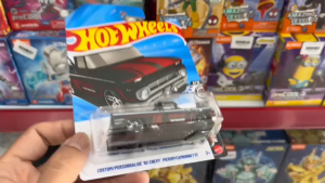 Mô Hình Xe Hot Wheels Custom 62 Chevy Pickup (220/250) – Dòng Rod Squad 2026 Màu Đen Sọc Đỏ