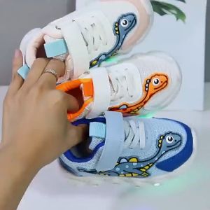[การจัดส่งในประเทศไทย]21-30 หลารองเท้าผ้าใบเด็กผู้ชายมีไฟ led รูปแบบไดโนเสาร์ ระบายอากาศได้ เหมาะสำหรับสาว ๆ