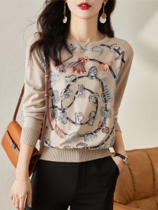 เสื้อสเวตเตอร์คอตั้งพิมพ์ลายสไตล์นุ่มนวลสำหรับฤดูใบไม้ผลิปี 2025 เสื้อสเวตเตอร์คอตั้งแขนยาวสไตล์นุ่มนวลสำหรับผู้หญิงวัย 25-35 ปี