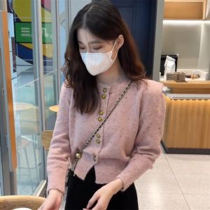 เสื้อสเวตเตอร์ถักสีแดงสำหรับผู้หญิงในช่วงฤดูหนาวปีใหม่และวันคริสต์มาส เสื้อชั้นในทรงไม่สมมาตรแบบพิเศษ เสื้อสเวตเตอร์ถักแบบสวมหัว