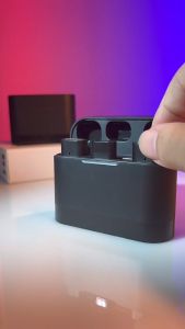 Micro cài áo M10 và loa trợ giảng giúp khuyêch đại âm thanh trong giảng dậy hội họp rõ ràng