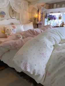 susan | Creamy KT Cat Floral Design Double Layered 3-Piece Bedding Set All-Season