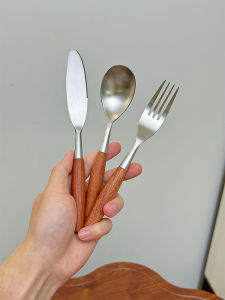 ชุดช้อนส้อมื้อเย็นสไตล์ตะวันตกจากไม้บ้านบัว ช้อนส้อมีดสำหรับตัดเนื้อ 304 สแตนเลสสแตนเลสสีสันสดใส ชุดช้อนส้อมื้อเย็นสำหรับใช้ในบ้าน