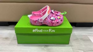 Giày sục crocs chuẩn xịn chống hôi chân nhựa tế bào êm mềm dẻo bền đi mưa lội nước đi biển cho trẻ em hình Hello Kitty (tặng bộ Jibitz siêu xinh xịn sò như hình)