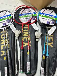 Bộ 2 vợt cầu lông Yonex tặng kèm quả cầu ( giao màu ngẫu nhiên )