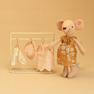 1:12 Miniature Realistic Furniture Small Metal Floor-Standing Clothes Rack with 3 Golden Small Hangers Suitable for Bjd Ob11 Dollhouse Furniture Decoration