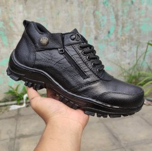 Sepatu safety pendek kulit ujung besi sole karet