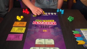 Monopoly Knockout Family Party Game for Kids Teens & Adults Ages 8+ 2-8 Players 20 Min Quick-Play Board Game