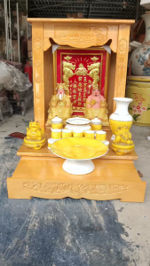 [Combo146] Bộ Bàn Thờ Thần Tài Thổ Địa Gỗ Sồi Màu Vàng Ngang 38cm Và Bộ Sứ Họa Tiết Đá Hoa Cương Màu Vàng.