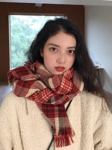 ผ้าพันคอผ้าขนสัตว์เนื้อนุ่มเนื้อสีแดงหรูหราสำหรับผู้หญิงในฤดูหนาว ผ้าคลุมไหล่ลายสก็อตสองด้านแบบอเนกประสงค์สำหรับนักเรียน ผ้าคลุมศีรษะแบบพับได้