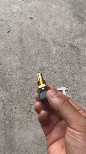 Núm báo nhiệt xe ô tô howo a7 ren 14 dùng cho xe ô tô howo đầu kéo