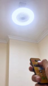 KIVEE ไฟพัดลม ไฟเพดาน พัดลม LED รีโมทคอนโทรล ขั้ว E27 พัดลมเพดานแต่ถอดได้ พัดลมเพดานพร้อมหลอดไฟ