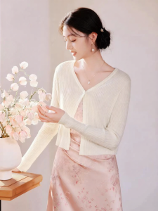 XIANGYING | V-Neck Knitted Cardigan