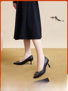 รองเท้าส้นสูงหนังแกะสีดำสบายๆ สำหรับผู้หญิง ทรงหัวแหลม ดีไซน์เรียบง่าย รองเท้าลำลอง สวมใส่สบาย สำหรับไปทำงาน