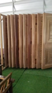 ประตูไม้แท้ ทำจากไม้เนื้อแข็ง (แปรรูปจากไม้เรือนเก่า)