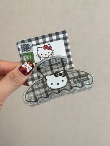 Hello Kitty ตัวติดผมลายสก็อตขนาดกลางสไตล์เกาหลีและญี่ปุ่น สไตล์เด็ก คลิปหนีบผมสีเงินดำ คลิปหนีบผมสัตว์ทะเลฉลามสำหรับอาบน้ำ