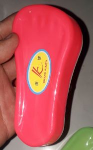 Chiếc bàn chải vệ sinh và dụng cụ nhà tắm