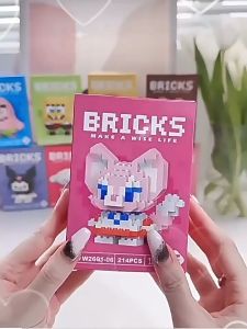 (INCL.BOX)积木卡通小人公仔草莓熊益智拼装儿童玩具桌面摆件 Brick Cartoon Little Doll Strawberry Bear Educational Assembled Kids Toy Desktop Deco Dec