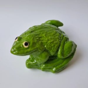 ตุ๊กตากบ ปูนปั้นกบ กบ สีเขียว กบเขียว ปูนปั้นสัตว์ ประดับบ้าน แต่งสวน อุปกรณ์ประกอบฉาก ประดับริมทางเดิน ของเล่นเด็ก เล็ก ยาว 10 ซม