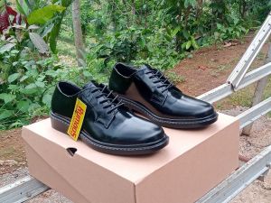 Rumaos sepatu dinas harian kantoran pendek kulit hitam mengkilap