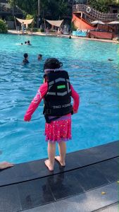 เสื้อชูชีพ ขนาด M เด็กโต 9-15 ขวบ รับน้ำหนักได้ถึง 45 กก. มีสายคล้องขา เนื้อผ้าดีมากพร้อมส่ง