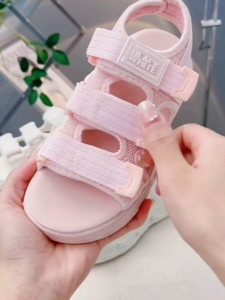 【พร้อมส่งจากกรุงเทพ】🚀รองเท้าแตะเด็กผู้หญิง สำหรับวิ่งเล่นชายหาด พื้นบุฟองน้ำนุ่ม ใส่สบาย อายุ4-13ปี