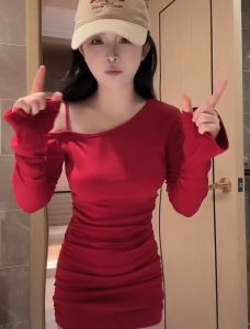 เดรสสั้นสีดำ แขนยาว ทรงปาดไหล่ แขนกระดิ่ง แต่งสายเดี่ยวข้างหนึ่ง สม็อคข้างแขนและลำตัว Dress ออกงาน ชุดไปทะเล #9231