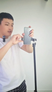 Phụ kiện kẹp điện thoại quay video livetream có vít vặn 2 đầu đễ dàng tháo lắp